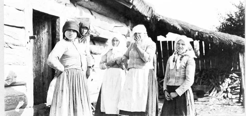 Крестьянки у дома