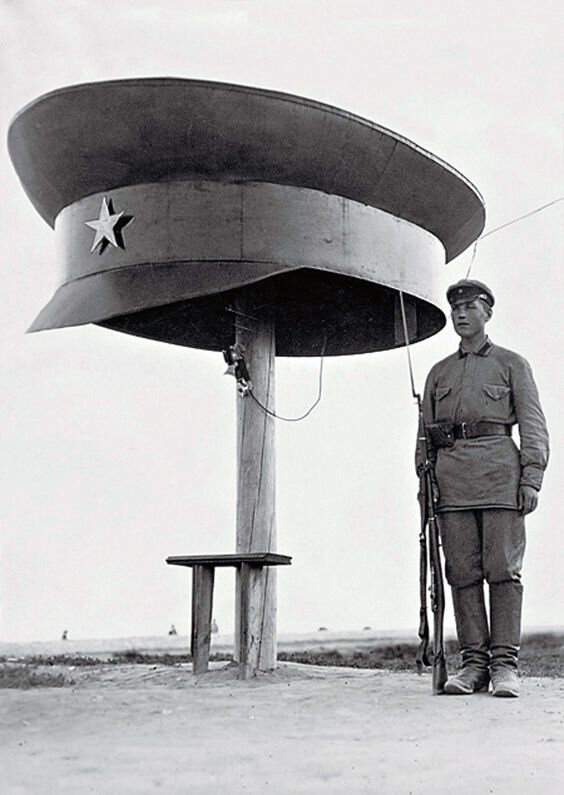 Фотограф Аркадий Шайхет. Пограничник на Памире. Между прочим, под " грибком " у него телефонный аппарат. ( Фотография получена из свободного доступа )