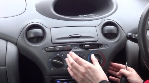 Замена лампочки - Toyota Yaris (p1), 1,3 л, 2004 года своими руками DRIVE2