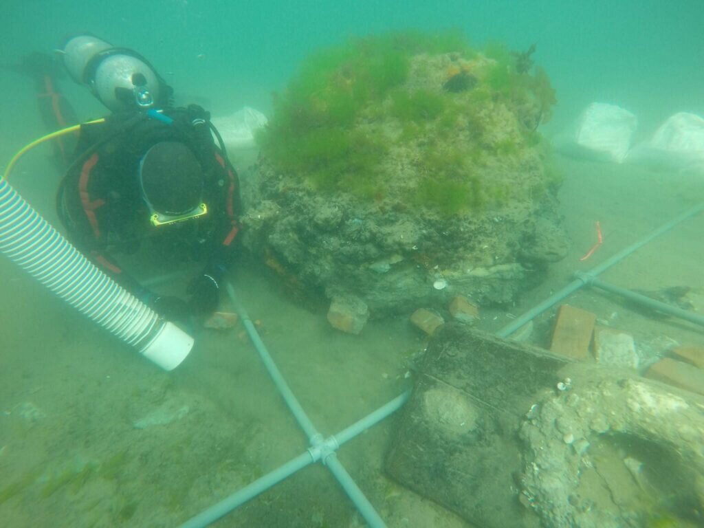    Деревянные части судно вынесло приливом, а в более глубокой воде подводные археологи нашли котлы и остатки печи для выварки китового жира / ©PROAS-INAPL
