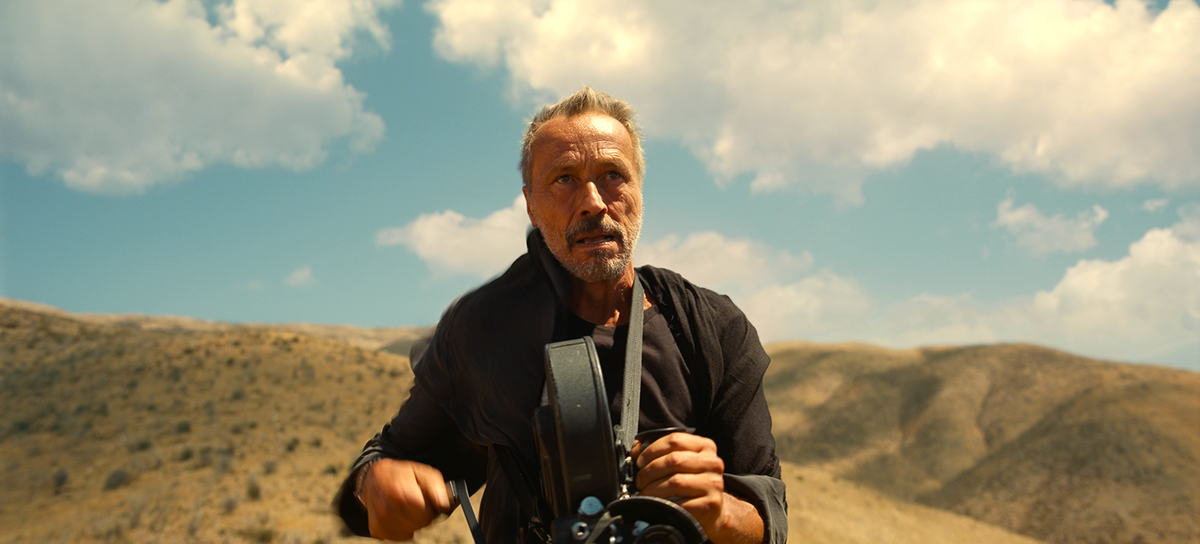 Майкл Уинкотт в фантастическом ужастике Джордана Пила «Неа» сыграл фанатичного кинооператора и сделал это так, что в пору на Оскар номинировать