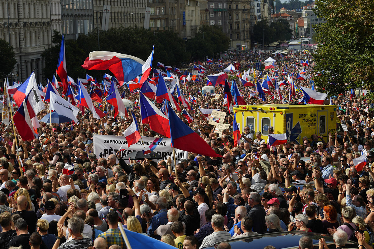 Демонстранты собираются в знак протеста против санкций в Праге, 3 сентября. Фотограф: Петр Давид Йосек/AP