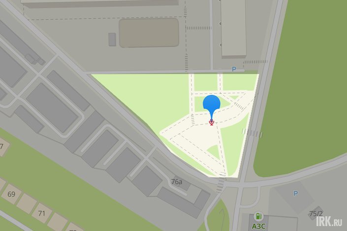   Сквер расположен во дворе дома №75 в микрорайоне Первомайский