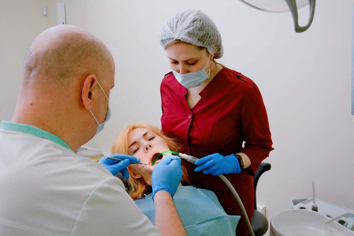 Имплантация зубов «под ключ» может быть как одномоментной, так и двухэтапной.