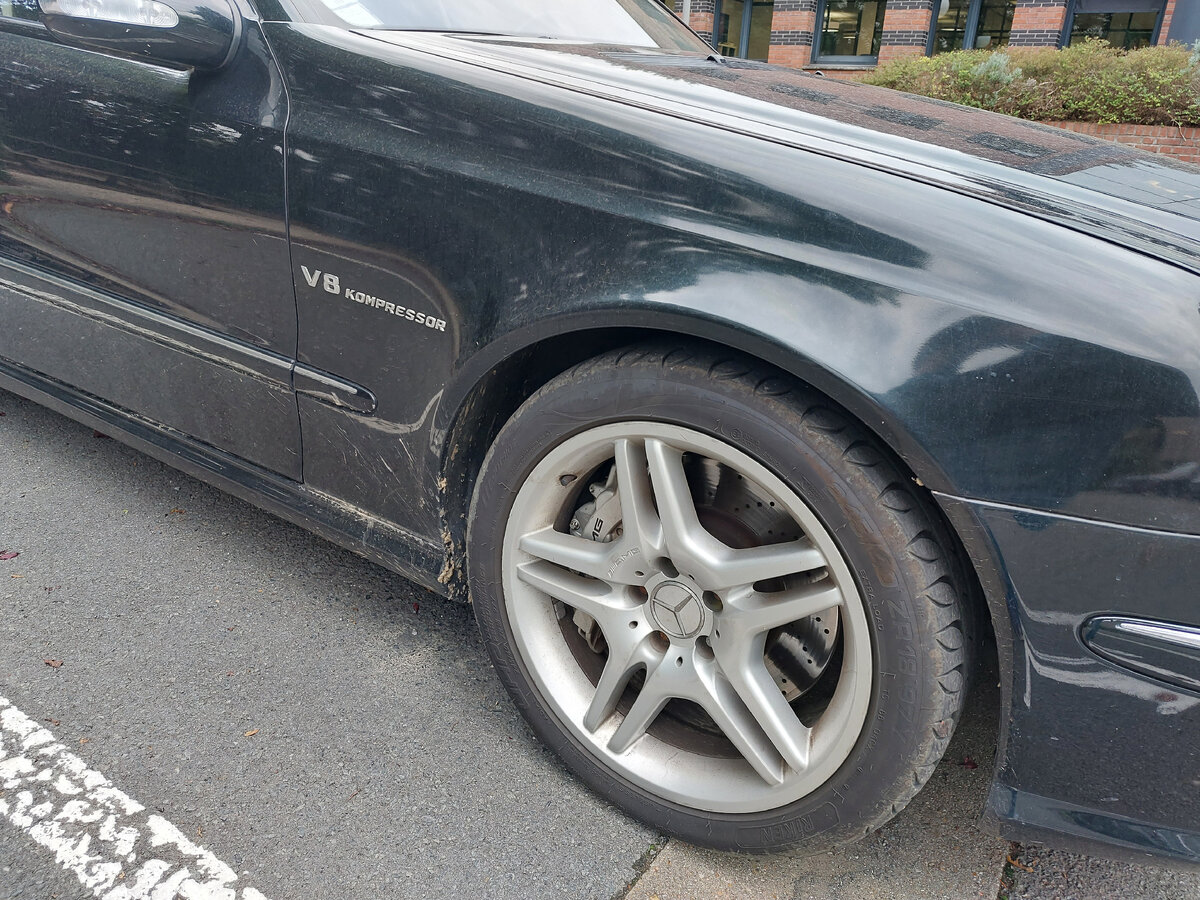 Распознать AMG можно по дискам, тормоным суппортам и шильдику на переднем крыле.