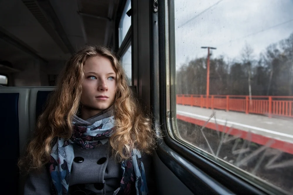 Женщина в купе поезда