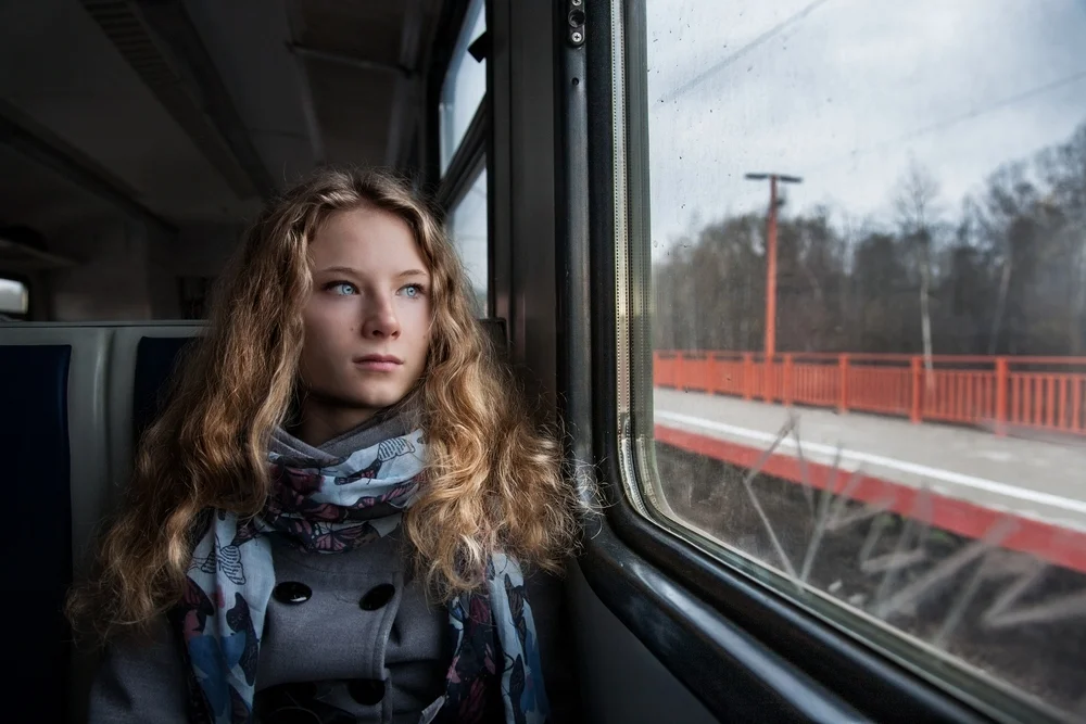 Женщина в купе поезда. Девушка в электричке. Красивая девушка в электричке. Девочки в поезде.