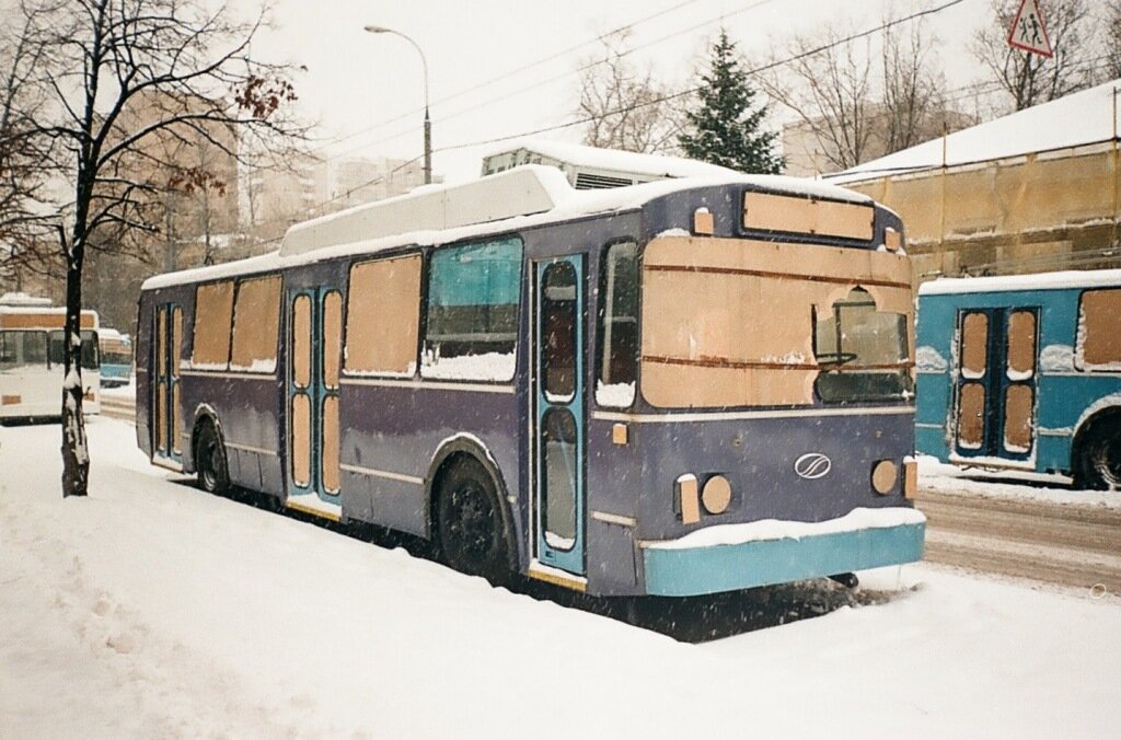 2001 год, 5-й троллейбусный парк имени И.И. Артамонова. Автор фото: Михаил Смирнов. Источник — transphoto.org