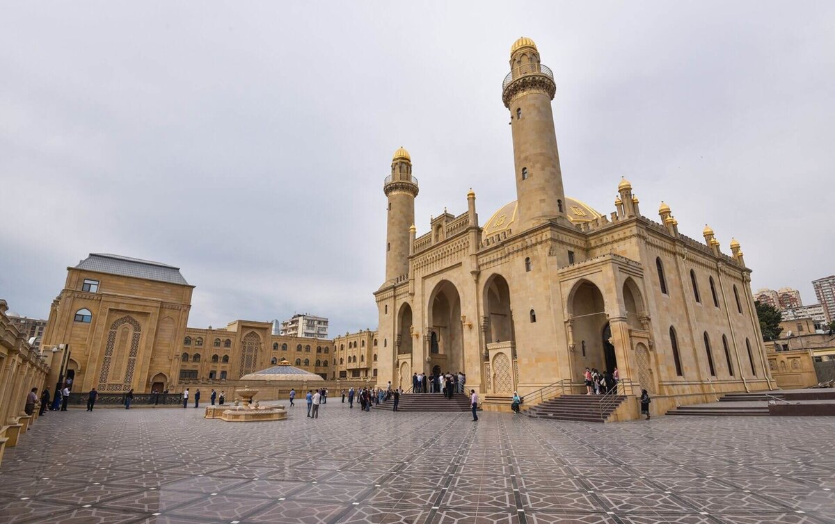  Краткое описание
Баку называют главным мегаполисом Кавказа, и это вполне заслуженно, ведь в городе проживает свыше 2 300 000 человек.-21