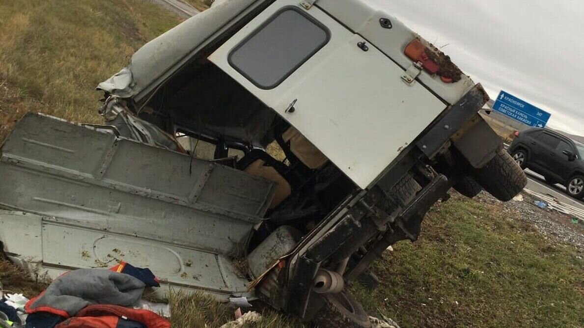     В Боградском районе машина с несколькими людьми столкнулась с МАЗом. Четверо человек пострадали, троих из них госпитализировали.