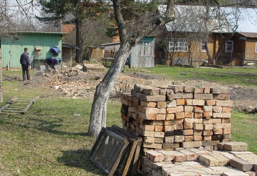 Остатки кирпича и оконные рамы.