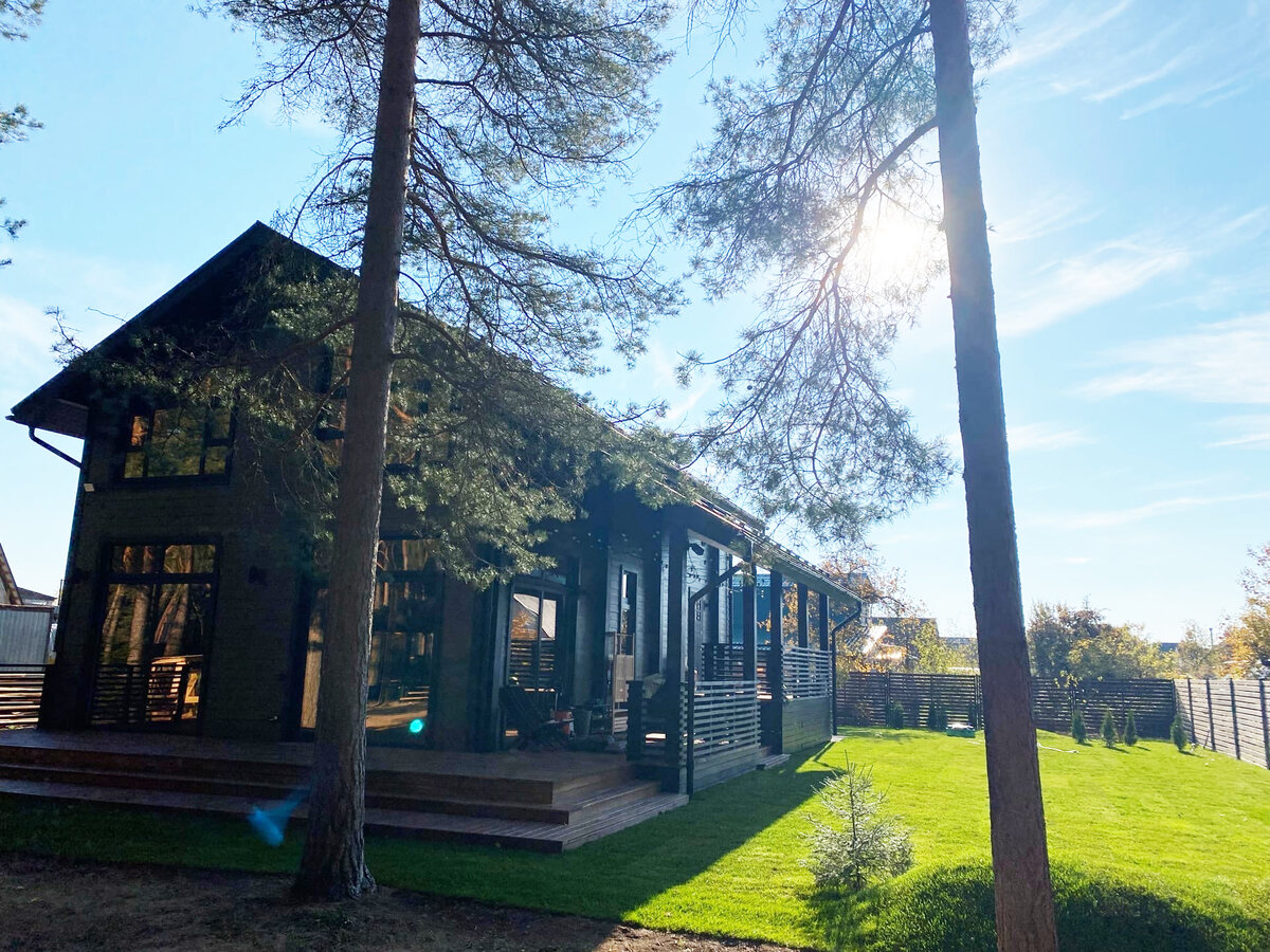 Так дом выглядит со стороны. Строительство длилось полтора года, зато теперь здесь можно жить постоянно — зимой не холодно, даже жарко. Само здание построено по финской технологии, окна — раздвижные, теплое остекление