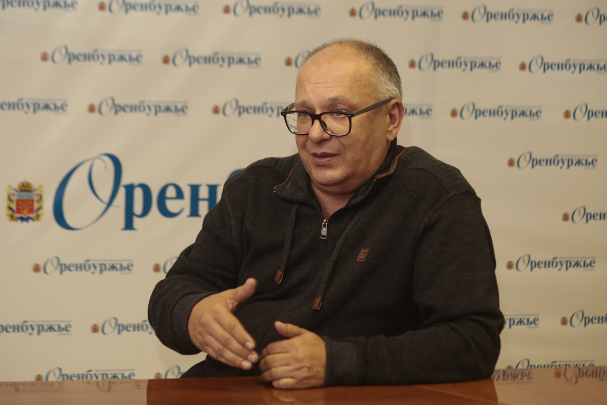 Юрий Кожемякин — предприниматель, журналист. В конце 80-х работал собкором по восточному Оренбуржью газеты «Комсомольское племя». В начале 90-х связал свою жизнь с телеканалом «Орск ТВ», на котором примерно до 2011 года директорствовал и вёл в прямом эфире передачу «Доска Почёта». В 2013 году снял документальный фильм о Новотроицке «Всё впереди». Имеет три высших образования. Учредитель охранного агентства «Ричард». 