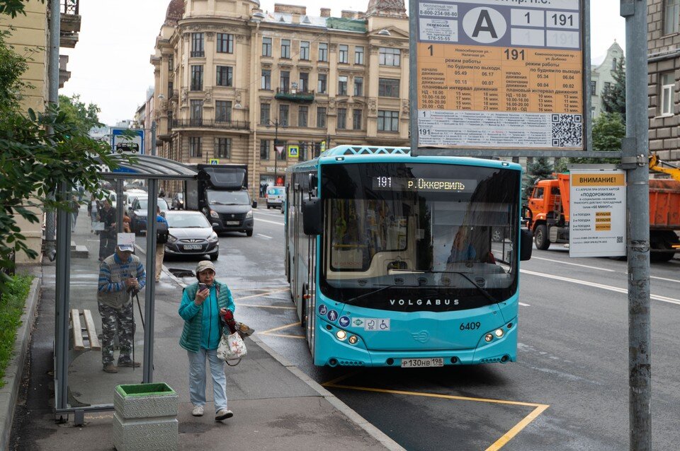     Сейчас по Петербургу курсируют 2 429 лазурных автобуса. Юлия ПЫХАЛОВА