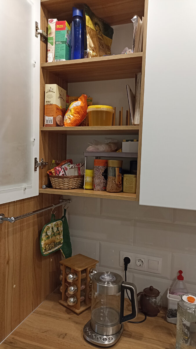 Все под рукой: снизу чайник, справа все для чая, слева шкафчик с посудой