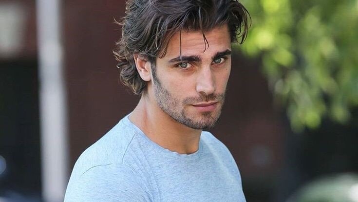 Идеальный аромат для мужчин Весов - гармоничное сочетание свежести цитрусовых и хвойных нот с пряными и древесными оттенками.