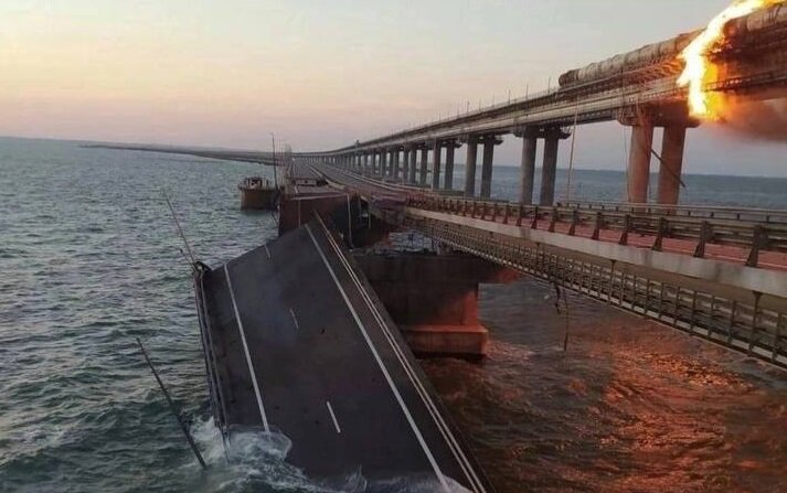    Два автомобильных пролета моста частично обрушились в воду Pravda-nn.ru