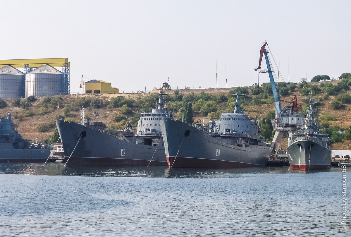 Справа налево: СКР "Ладный", БДК "Саратов", БДК "Николай Фильчинков". Из-за обреза фото выглядывает корма, предположительно, БДК "Ямал" проекта 775/II