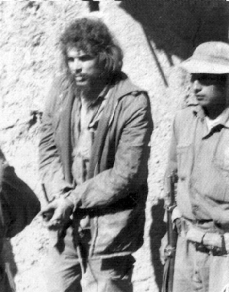 8 октября 1967 года был захвачен в бою, а 9 октября — расстрелян Че Гевара (1928—1967), латиноамериканский революционер. Че Гевара — пленный, стоит в окружении своих врагов, в ожидании скорой казни.-2
