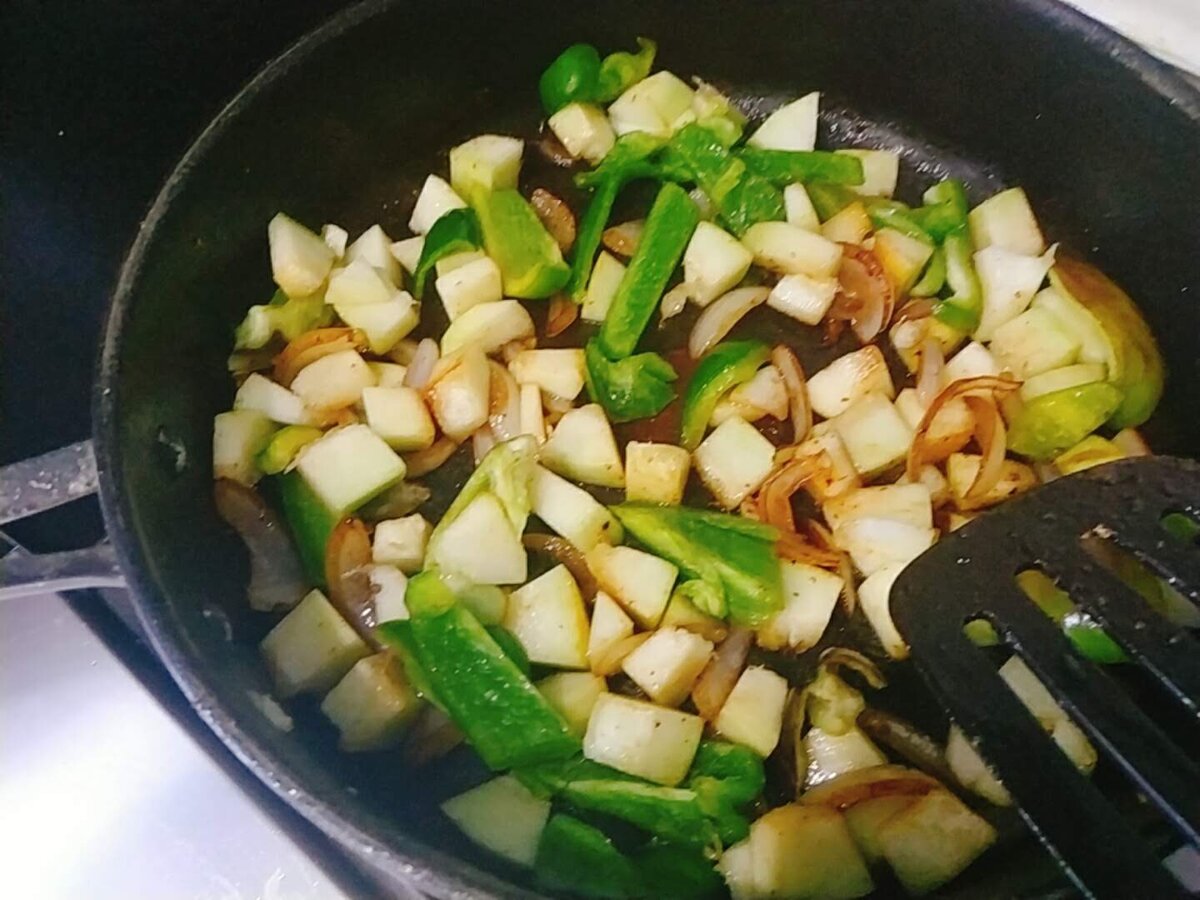 Жареная свинина на сковороде с луком и овощами | Кулинарная Академия Умных Хозяек | Дзен