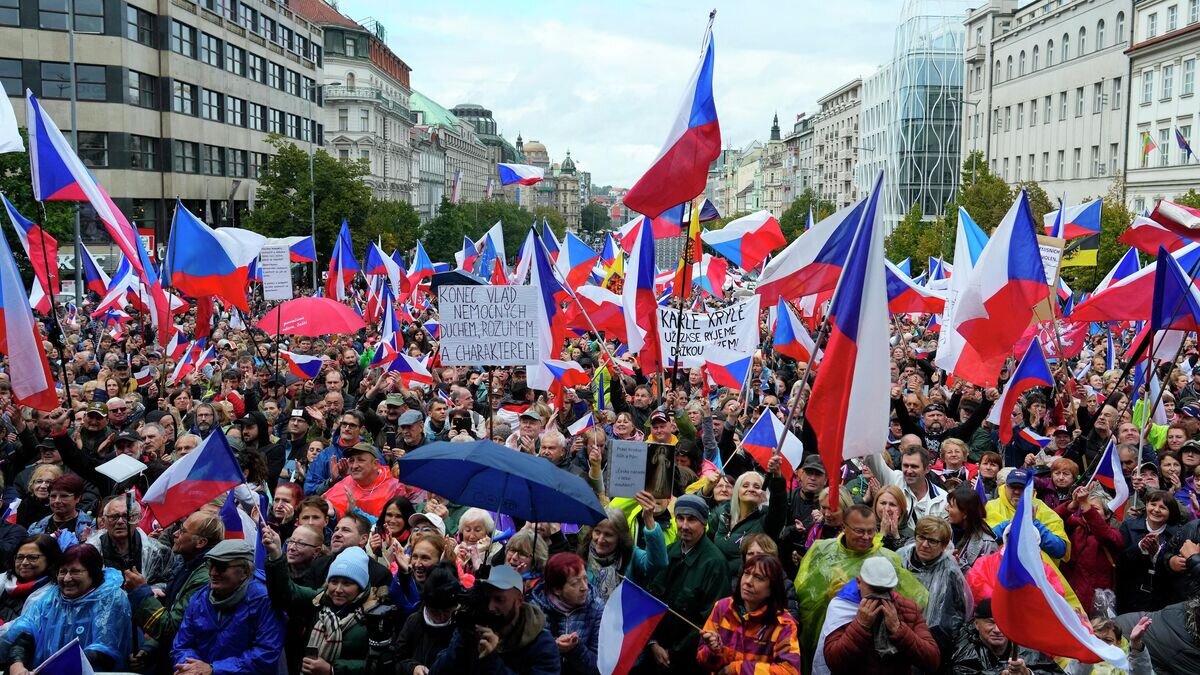 В Петербурге госпитализировали женщину, которую на митинге ударил ОМОН - РБК