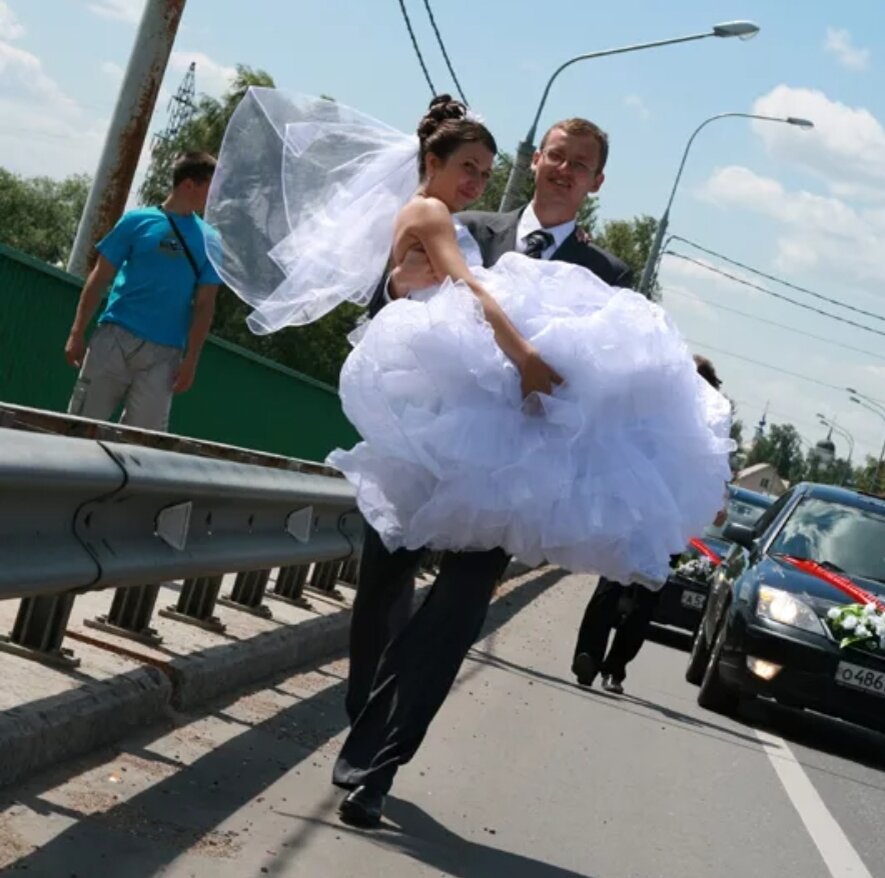 Невеста пока муж. Невесту через мост. Жених несет невесту через мост. Невеста на руках. Жених несет невесту на руках.