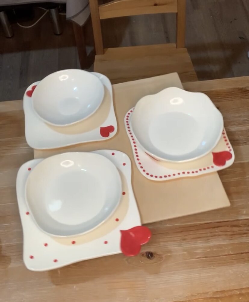 Вернисаж посуды с «сердечной символикой»