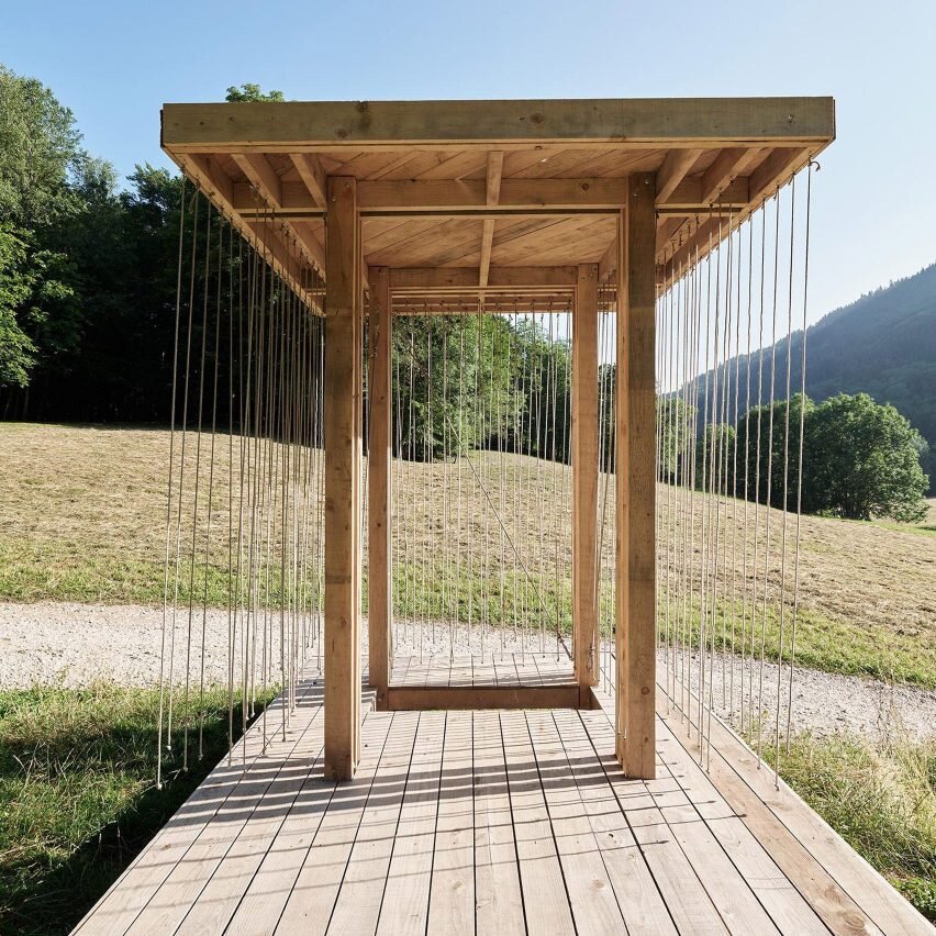 Источник изображения https://static.dezeen.com/uploads/2021/09/david_foessel_cabins_festival_photographs_annecy_france_11_dezeen_2364_col_sq-852x852.jpg