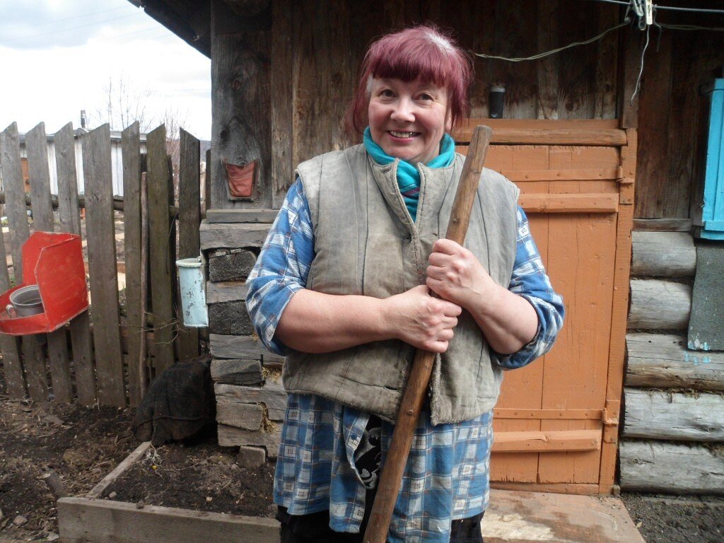 У женщины, которая живет в деревне, должен быть арсенал колющих, режущих, забивающих, копающих и сверлящих рабочих инструментов...