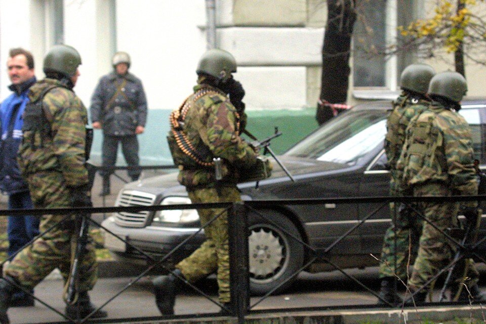     Сам штурм длился минут 5-6. Но только через 40 минут после его начала смогли запустить врачей  GLOBAL LOOK PRESS