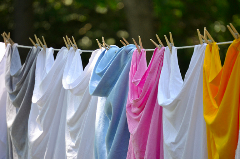 не просохшая одежда. белье сушится. не просохшая одежда. чистое белье. носки сушатся на веревке.