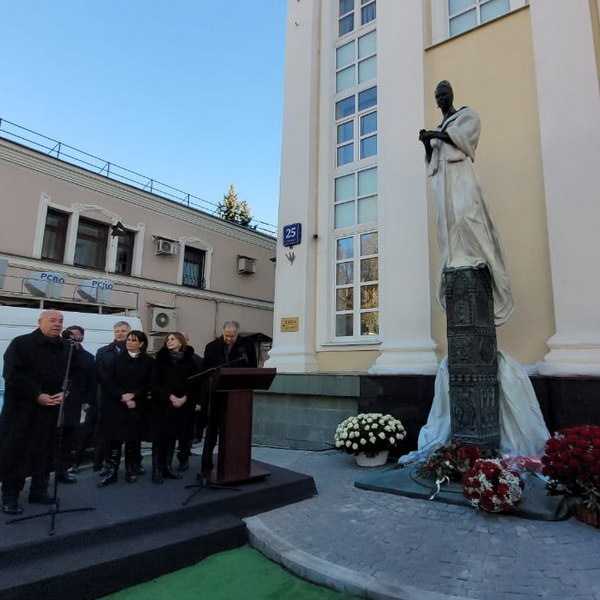     Памятник Галине Вишневской открыли в Москве