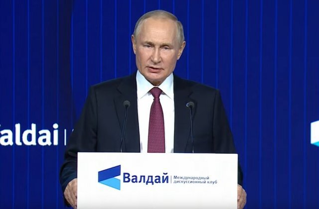    Кто сказал фразу, что «верхи не могут, низы не хотят»?