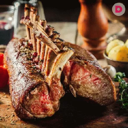 Каре ягненка – натуральные котлеты на зачищенных ребрах, которые замечательно сочетаются с овощами, приготовленными на пару, гречкой, вермишелью. Французские и итальянские кулинарные традиции немыслимы без данного блюда.