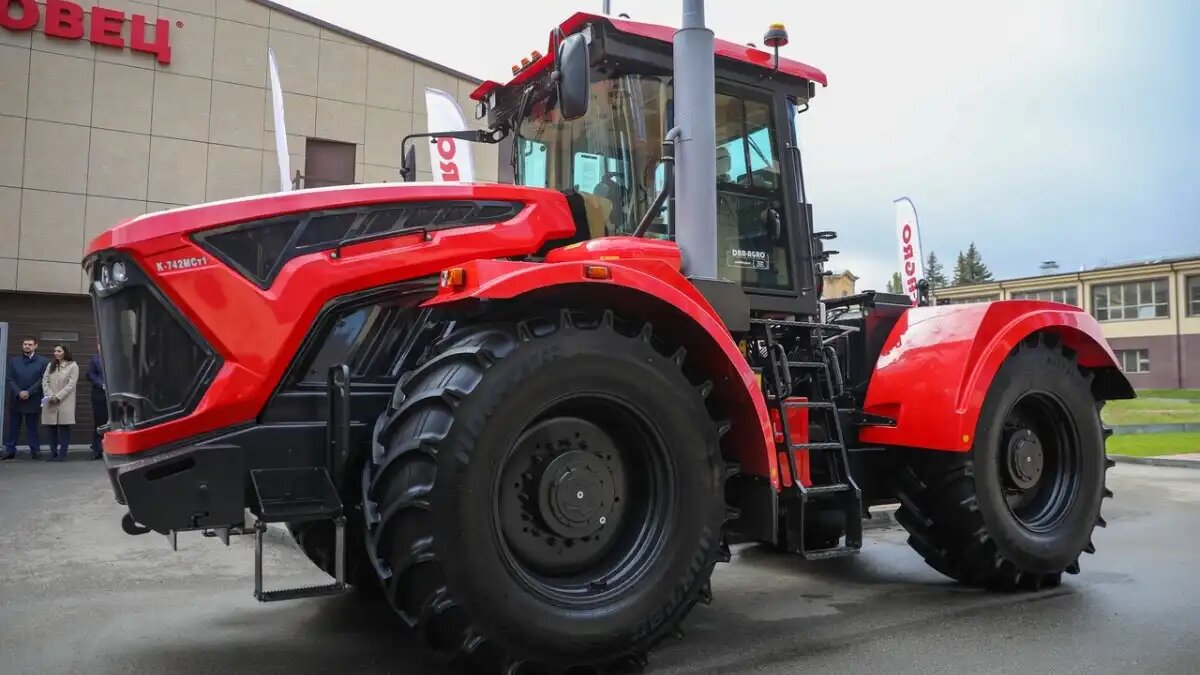 Фото: Пресс-служба СтГАУ (автор: Иван Дмитриев) Трактор Кировец на открытии новой лаборатории в Ставропольском ГАУ