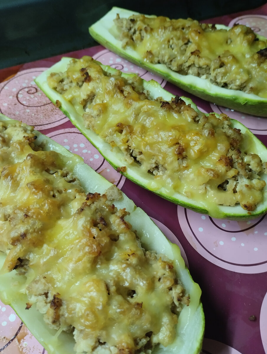 Жена готовит пальчики оближешь, быстро и вкусно, берём кабачок ,разрезаем вдоль, выгребаем ложечкой середину ,закладываем фарш с обжаренным лучком и приправой.На Протвинь180 градусов на 30 минут, за 3-5 минут до готовности  посыпаем сыром. Приятного аппетита. 