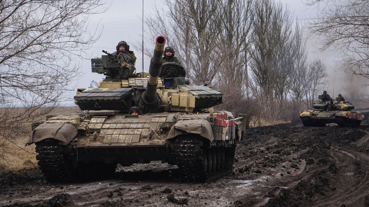    Танки Т-64 народной милиции ДНР на дороге под Волновахой© РИА Новости / Иван Родионов