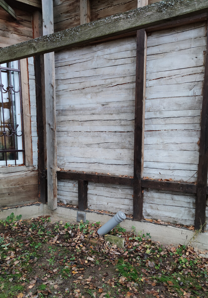 Вот этот серый конец (не побоюсь этого слова) "украшает" и без того страшный фасад дома.