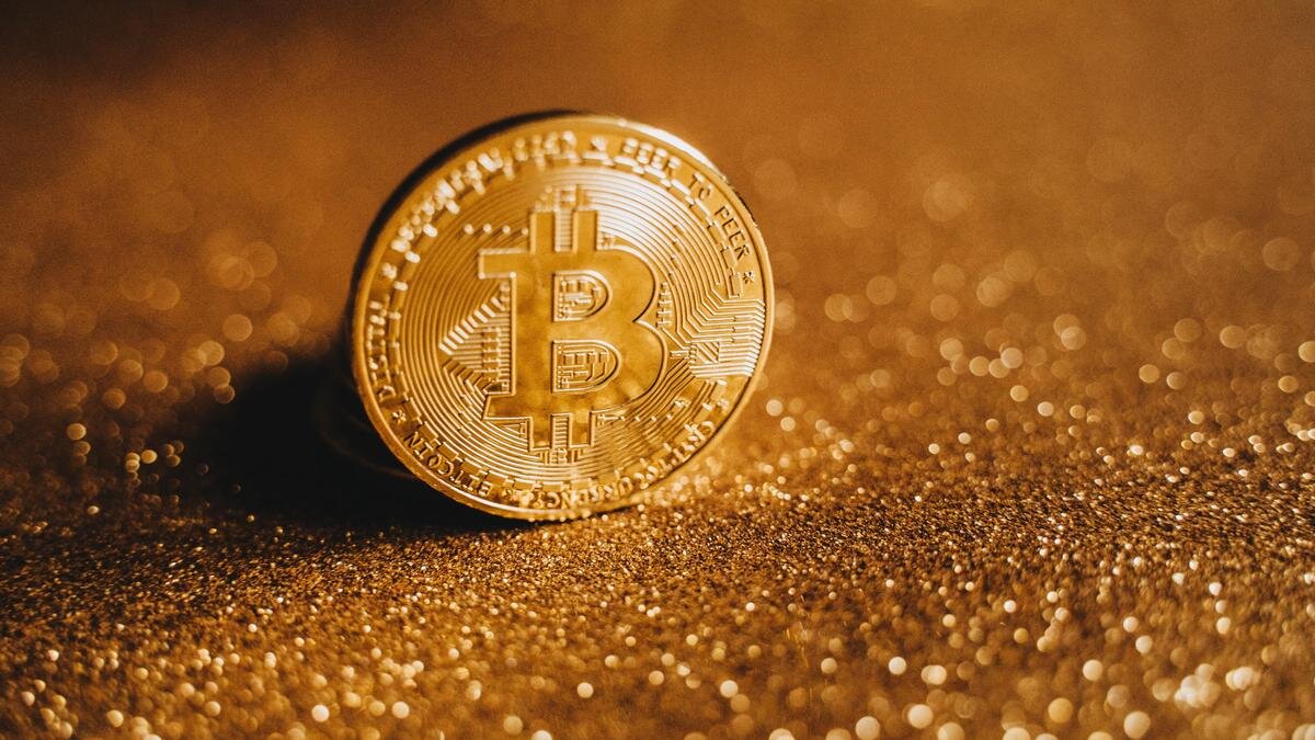    Биткоин на блестящей поверхности:pexels.com