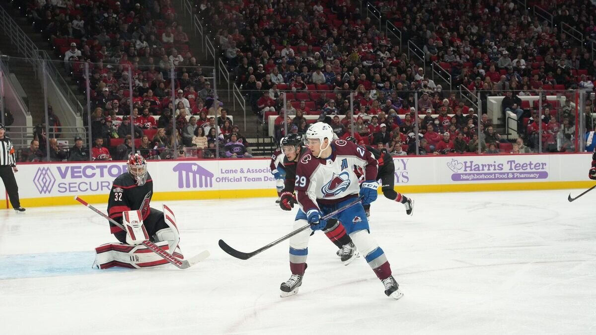    Эпизод матча "Каролина Харрикейнз" - "Колорадо Эвеланш"© Фото : twitter.com/avalanche