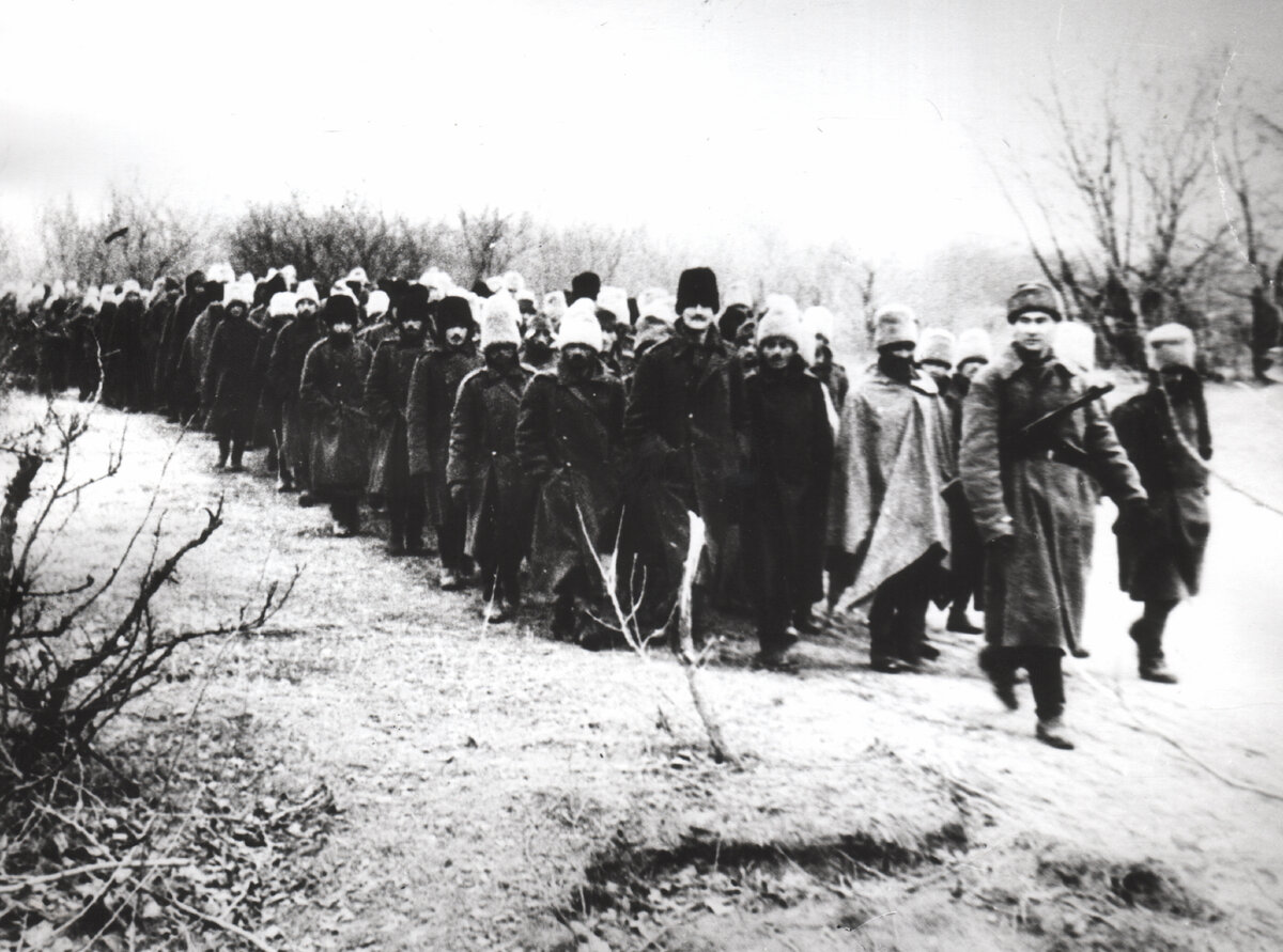 Пленные румынские солдаты и офицеры