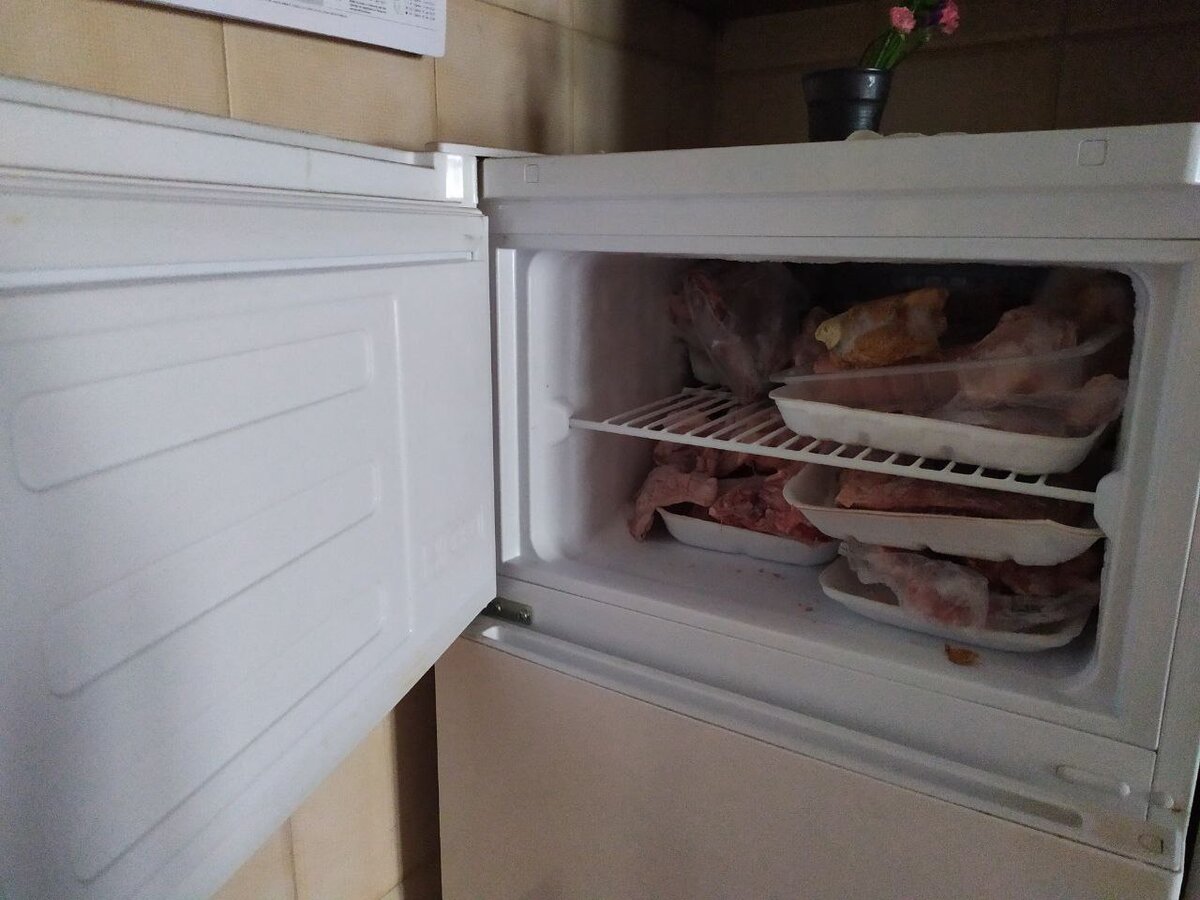 В холодильнике намерзает лед на задней стенке