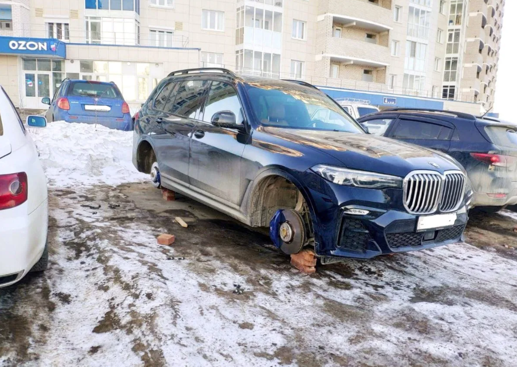 Снился сон украли машину. Украли колеса. Разули машину. Колёса своровали. Украли колеса авто.