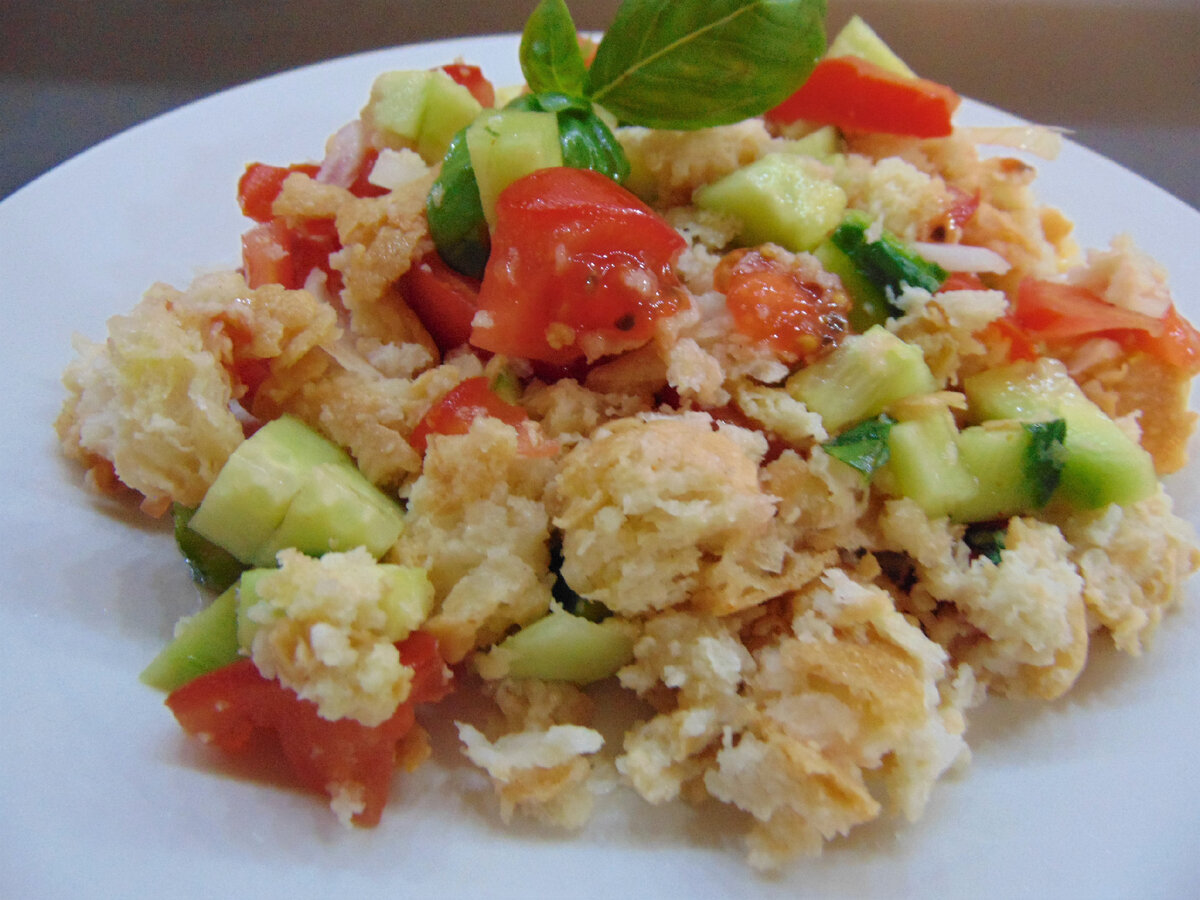 Итальянский салат "Панцанелла", фото автора.