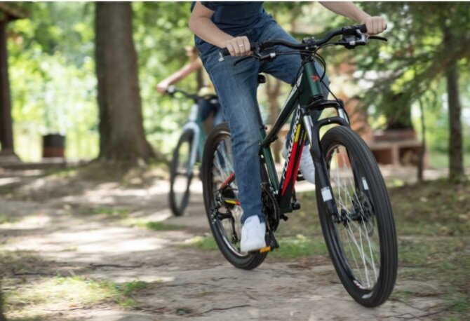 Щелчки, хрусты и стуки при вращении педалей
Иногда при езде на велосипеде вы слышите щелчки, стуки и хрусты, но кажется, что велосипед едет нормально. Остановитесь и попробуйте покрутить рукой отдельно правую и левую педали относительно своей оси и шатуны. Затем эти три элемента покачайте в поперечной плоскости. При наличии люфта для начала убедитесь, что педали как следует прикручены к шатунам, а шатуны к валу каретки. Если есть явные заедания или наоборот ощущается явный люфт со стуком, то необходимо отрегулировать (или отремонтировать) подшипники, соответственно в педалях или в каретке. Каретки сейчас по большей части неразборные, поэтому вместо регулировки потребуется замена целиком.

Вопрос замены каретки или разборки педалей мы здесь не рассматриваем ввиду большого количества различных вариантов и необходимости специализированных съемников. В этом случае необходимо обратиться в мастерскую.