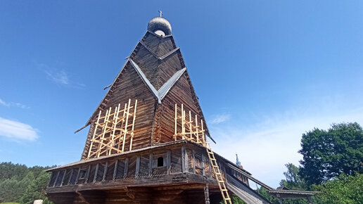 Заехали в уникальный деревянный храм в Тверской области. Рублен в 1694 году, а стоит до сих пор