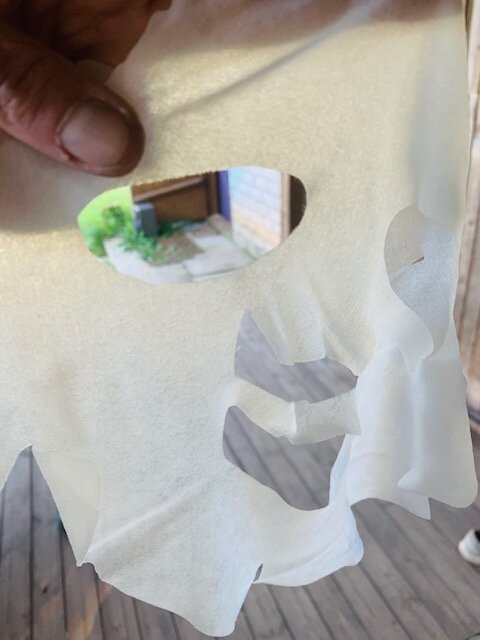 Маска тонкая. Пропитка слабая. Жидкость совсем не жирная, не скользкая. Мне показалась слишком жидко для увлажняющей. Кожу не щипало. И то хорошо.