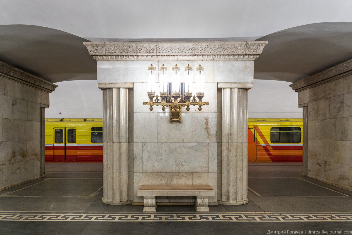 Служебные поезда на станции метро Смоленская