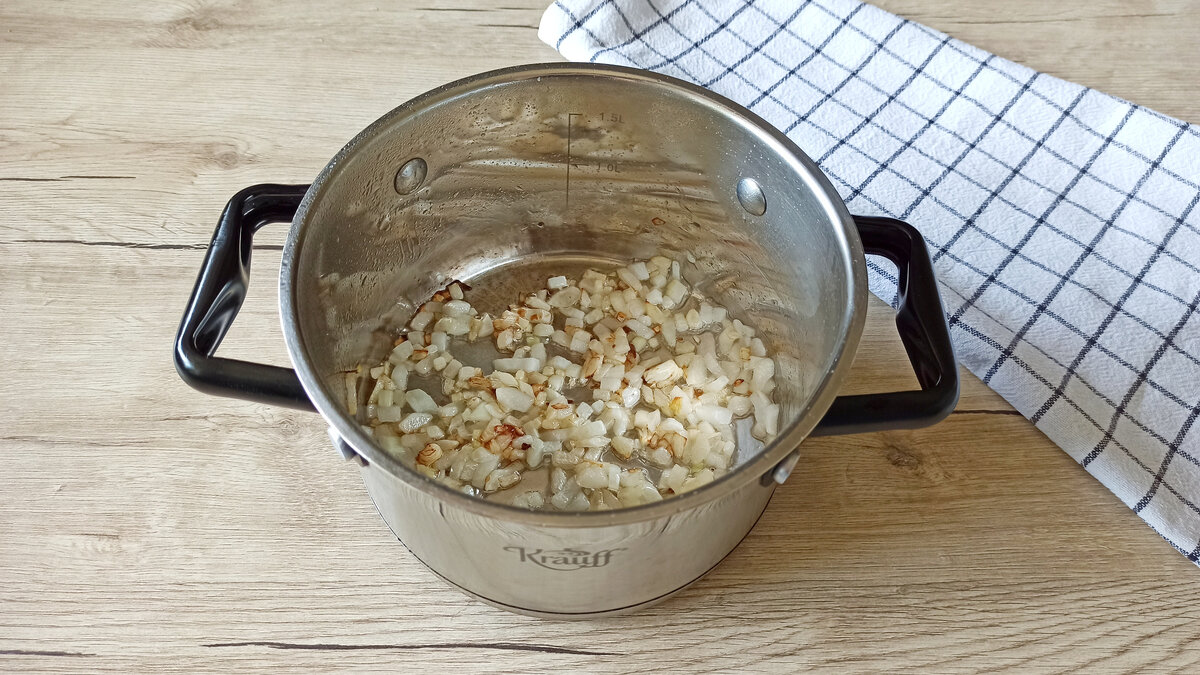 Процесс обжарки лука