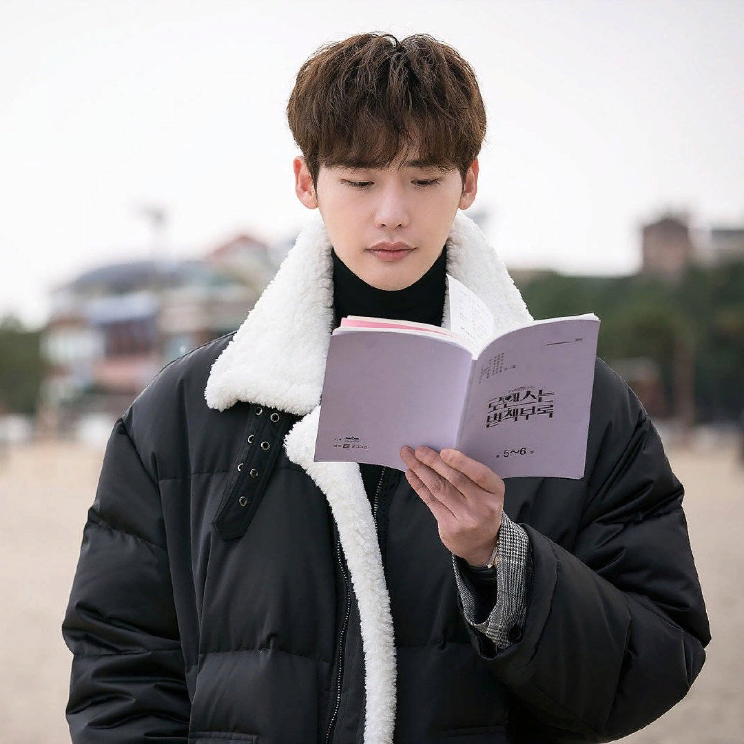 Корейские книги. Ли Чон сок селфи 2020. Кореец с книгой. Кореянка с книгой.